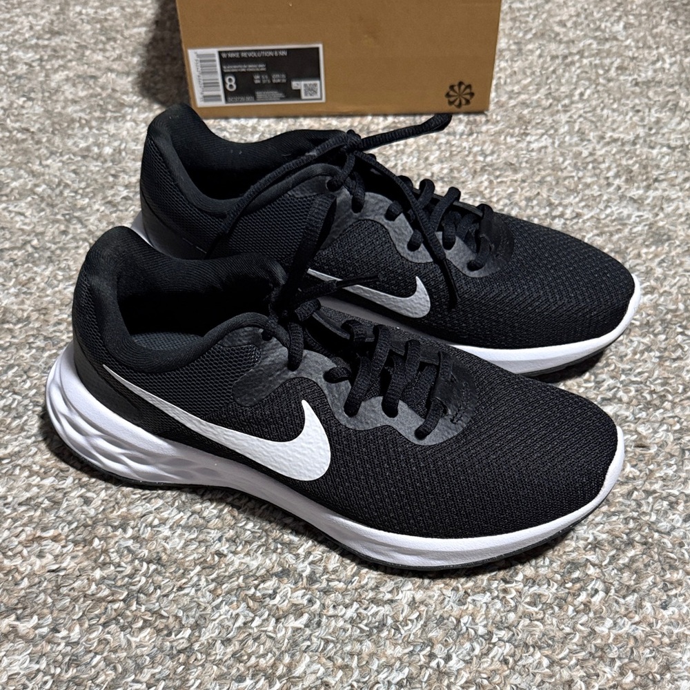 NWT Nike Black and White Athletic Sneakers Size 8